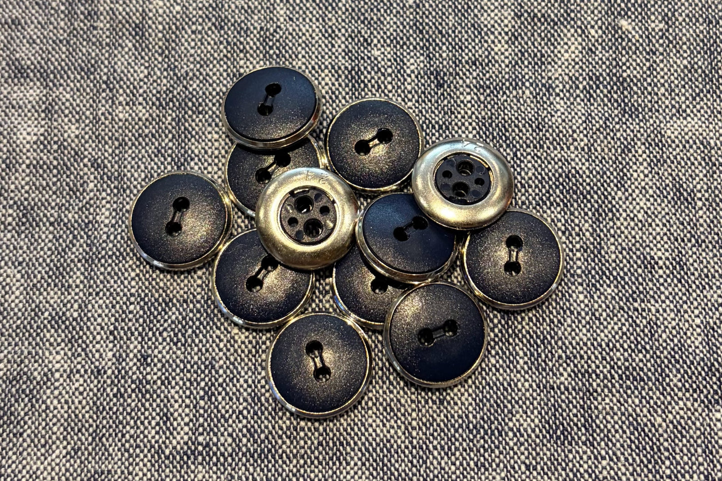 Bouton de chemise bleue avec un petit quelque chose en plus