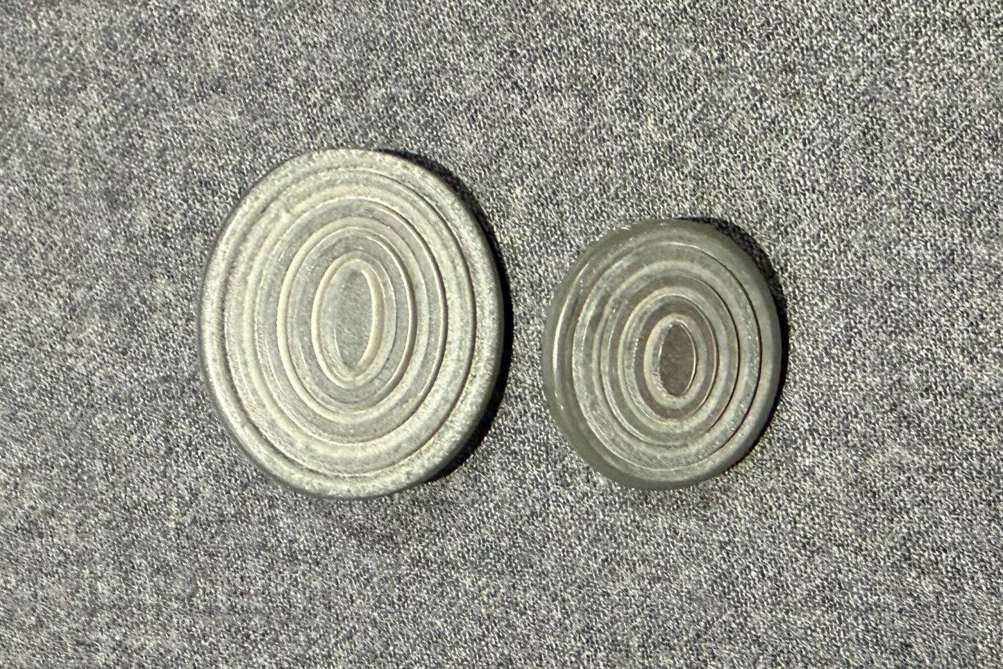 Ensembles de boutons gris à queue en 2 tailles