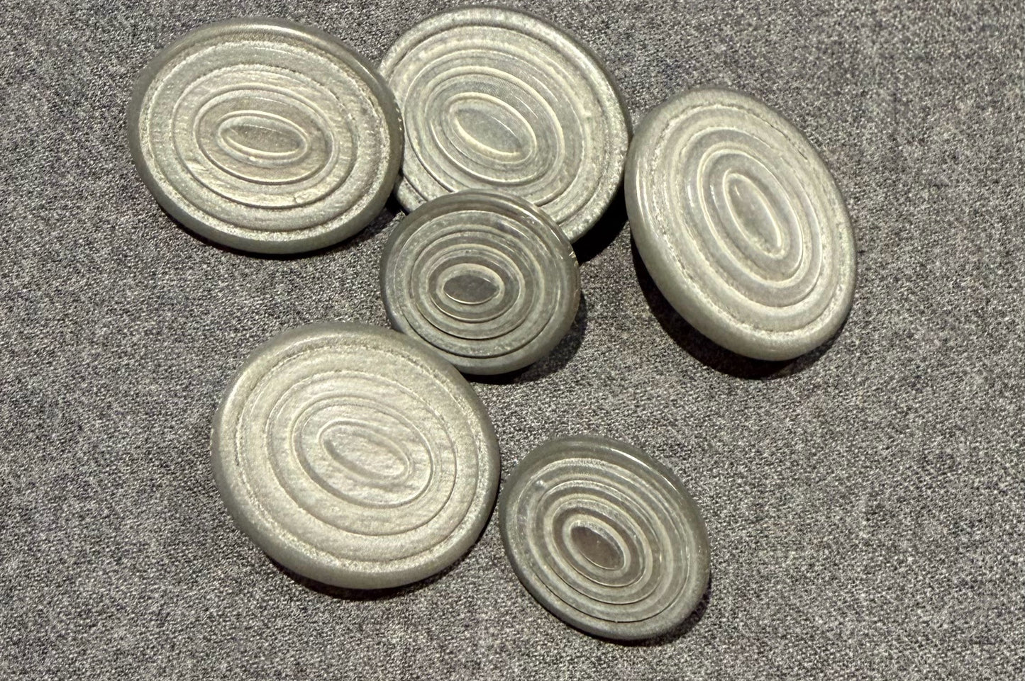 Ensembles de boutons gris à queue en 2 tailles