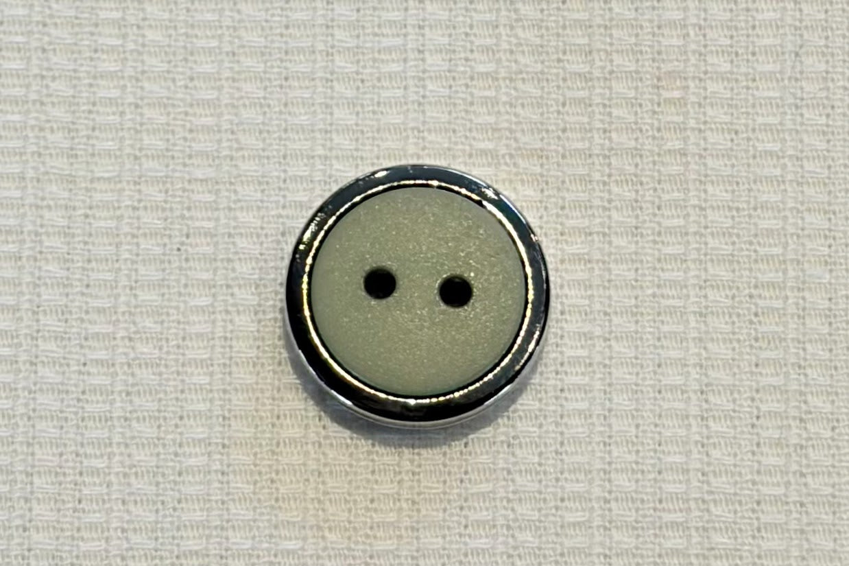 Bouton en résine avec cadre argenté (cinq couleurs)