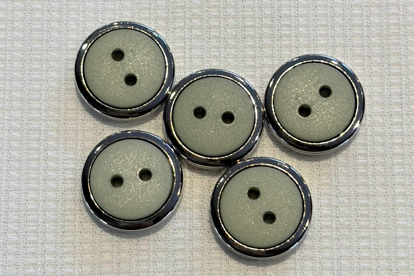 Bouton en résine avec cadre argenté (cinq couleurs)