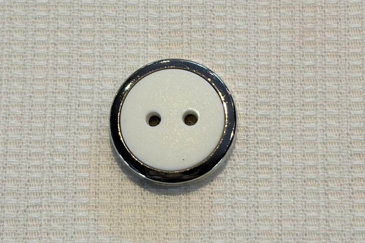Bouton en résine avec cadre argenté (cinq couleurs)