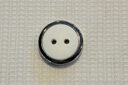 Bouton en résine avec cadre argenté (cinq couleurs)