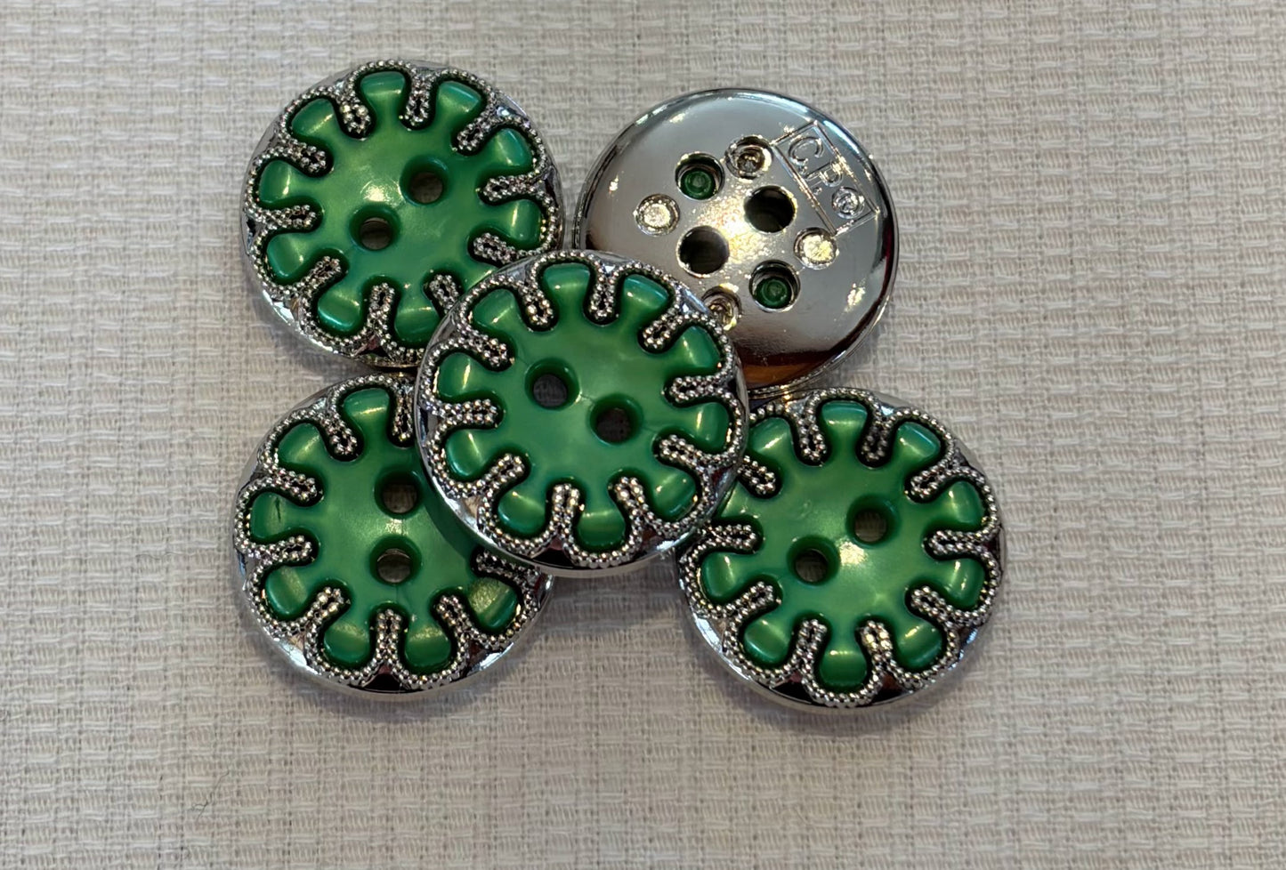 Bouton motif floral avec détails argentés