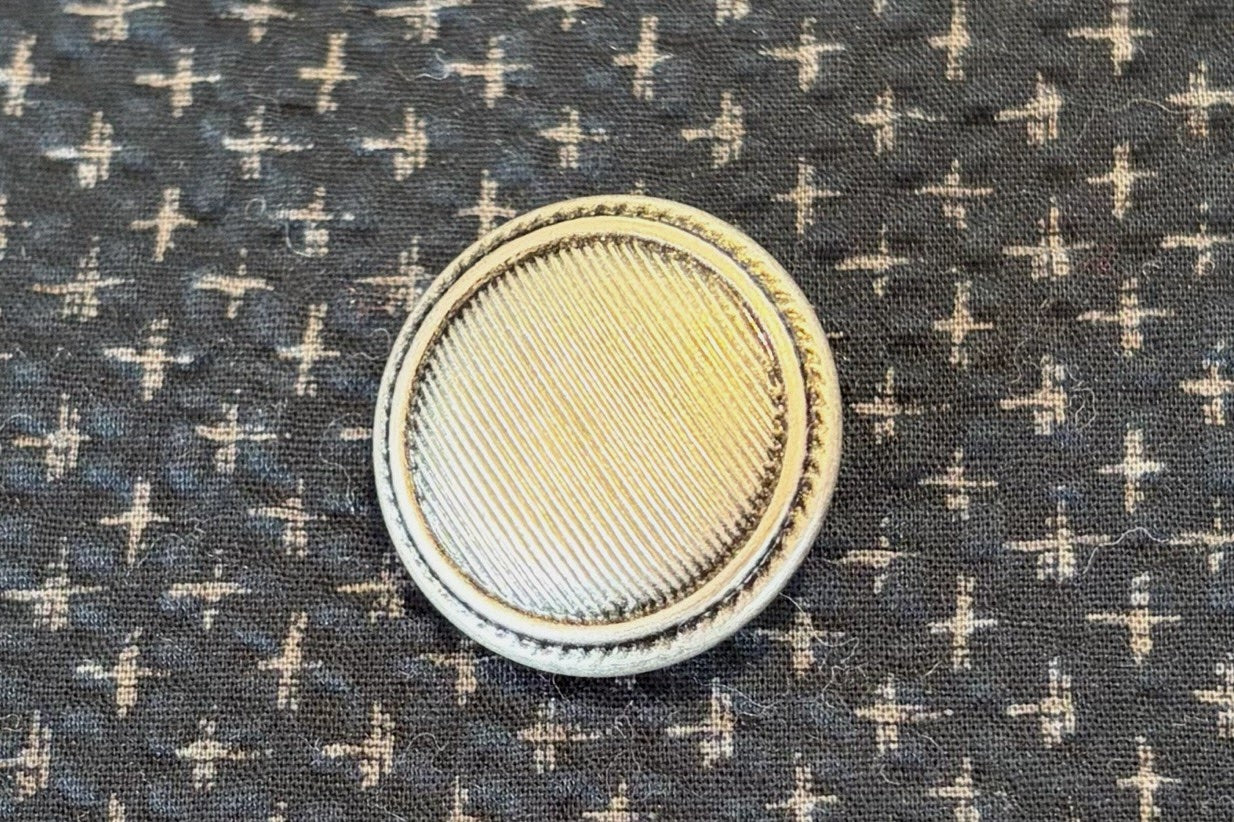Bouton en métal argent foncé