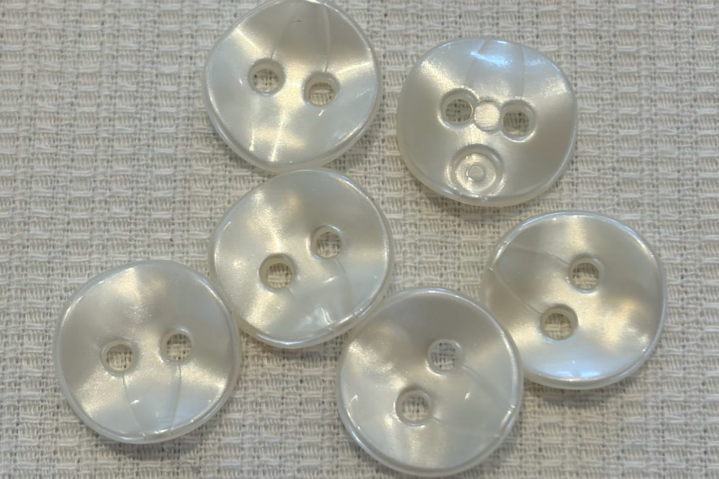 Bouton de chemise ondulé en plastique (cinq couleurs)