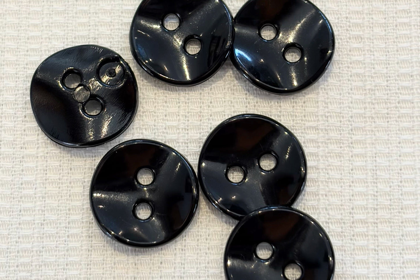Bouton de chemise ondulé en plastique (cinq couleurs)