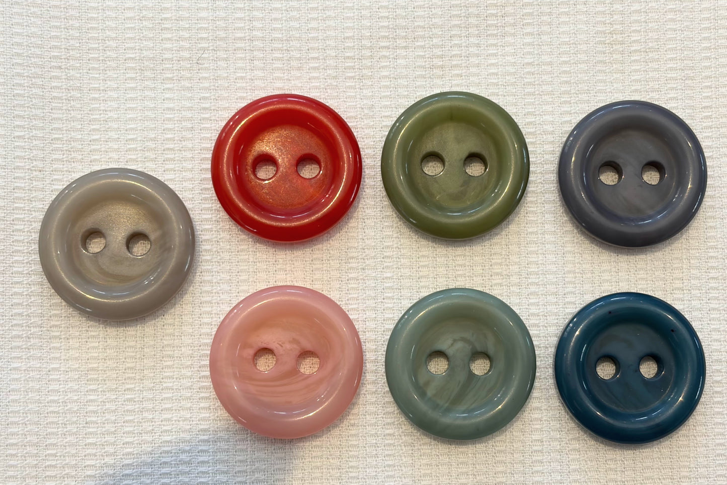 Bouton en résine (deux tailles, plusieurs couleurs)