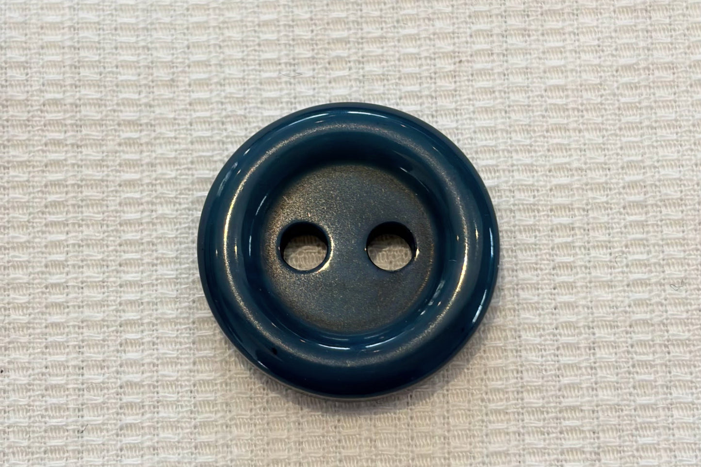 Bouton en résine (deux tailles, plusieurs couleurs)