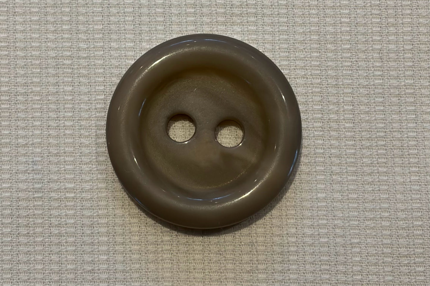 Bouton en résine (deux tailles, plusieurs couleurs)