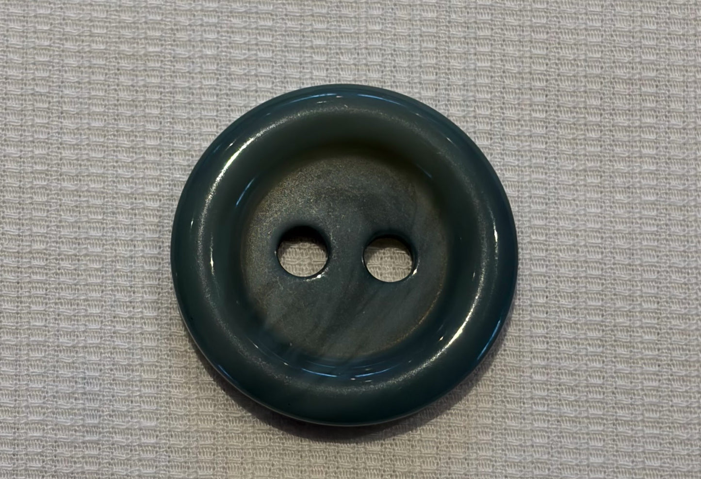 Bouton en résine (deux tailles, plusieurs couleurs)