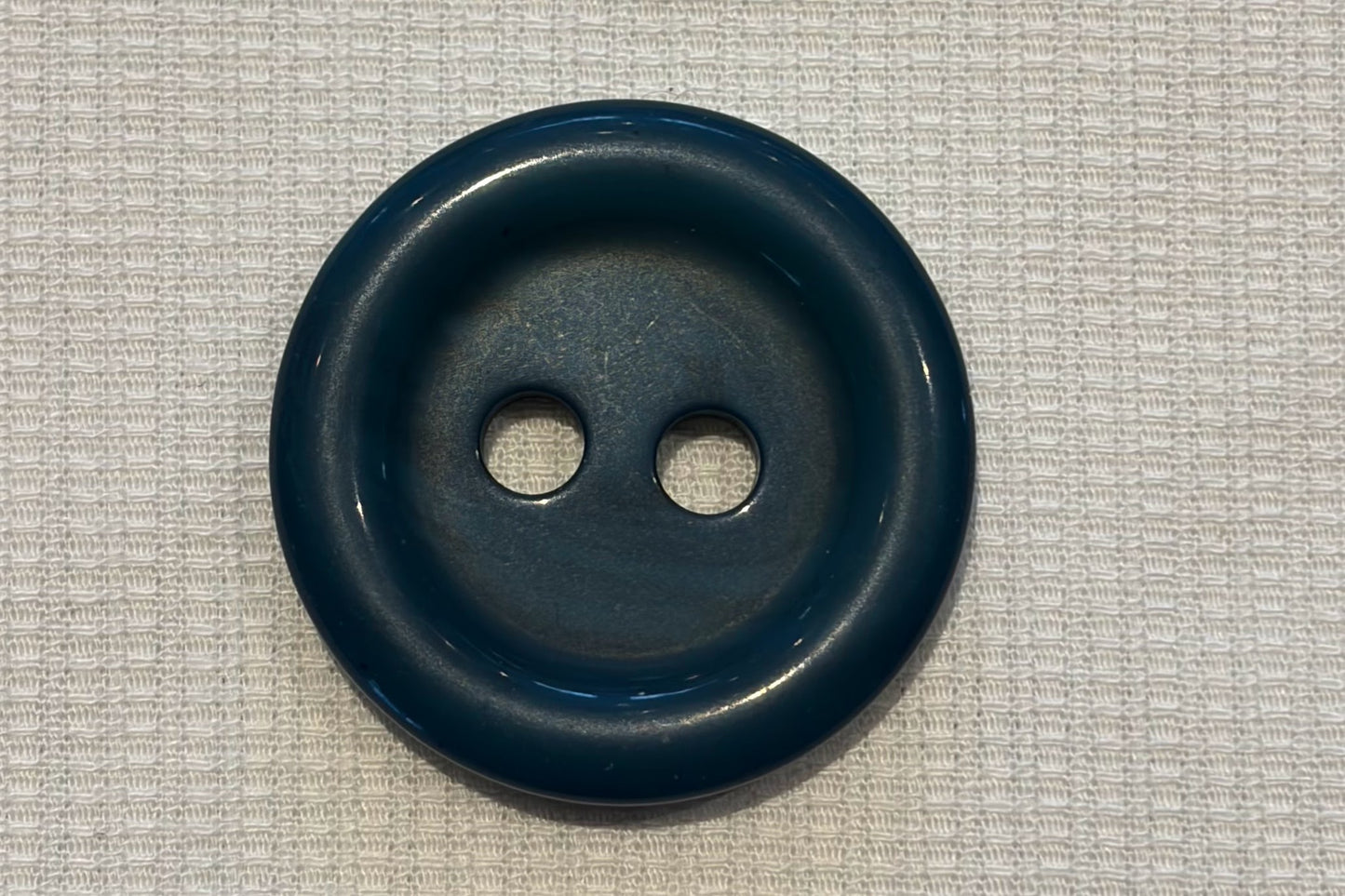 Bouton en résine (deux tailles, plusieurs couleurs)