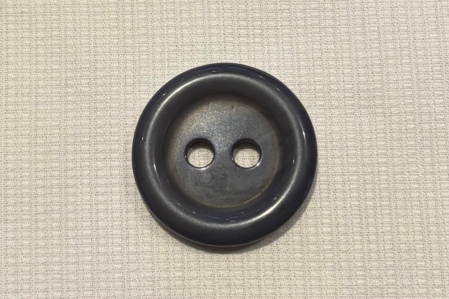 Bouton en résine (deux tailles, plusieurs couleurs)
