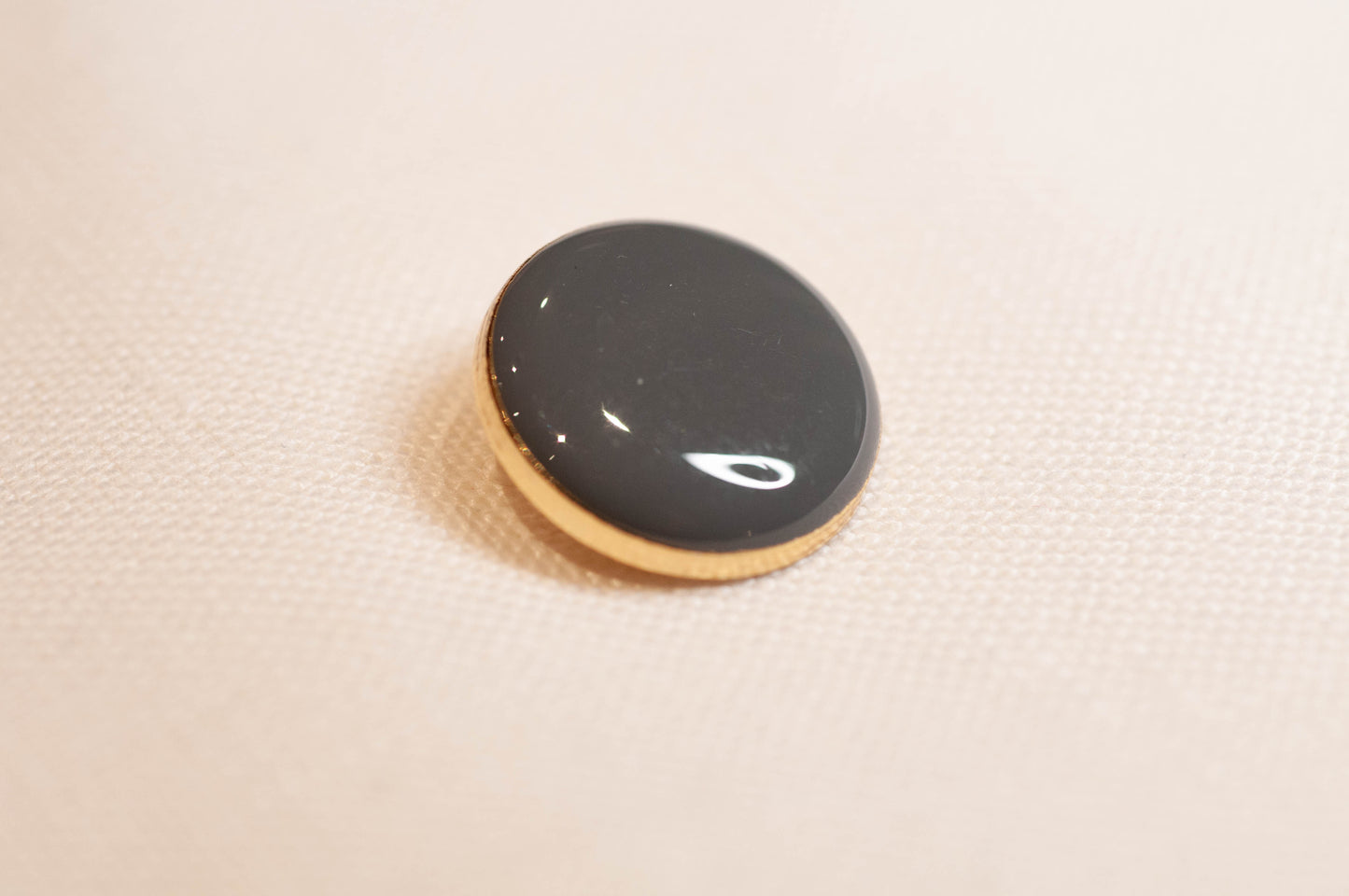 Bouton à queue gris pour vestes et manteaux