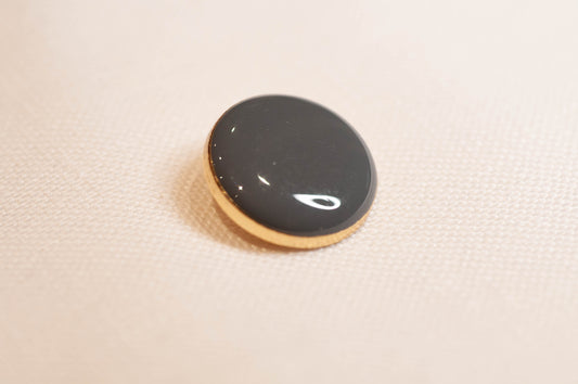 Bouton à queue gris pour vestes et manteaux