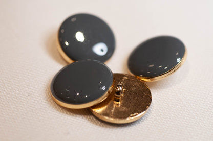 Bouton à queue gris pour vestes et manteaux