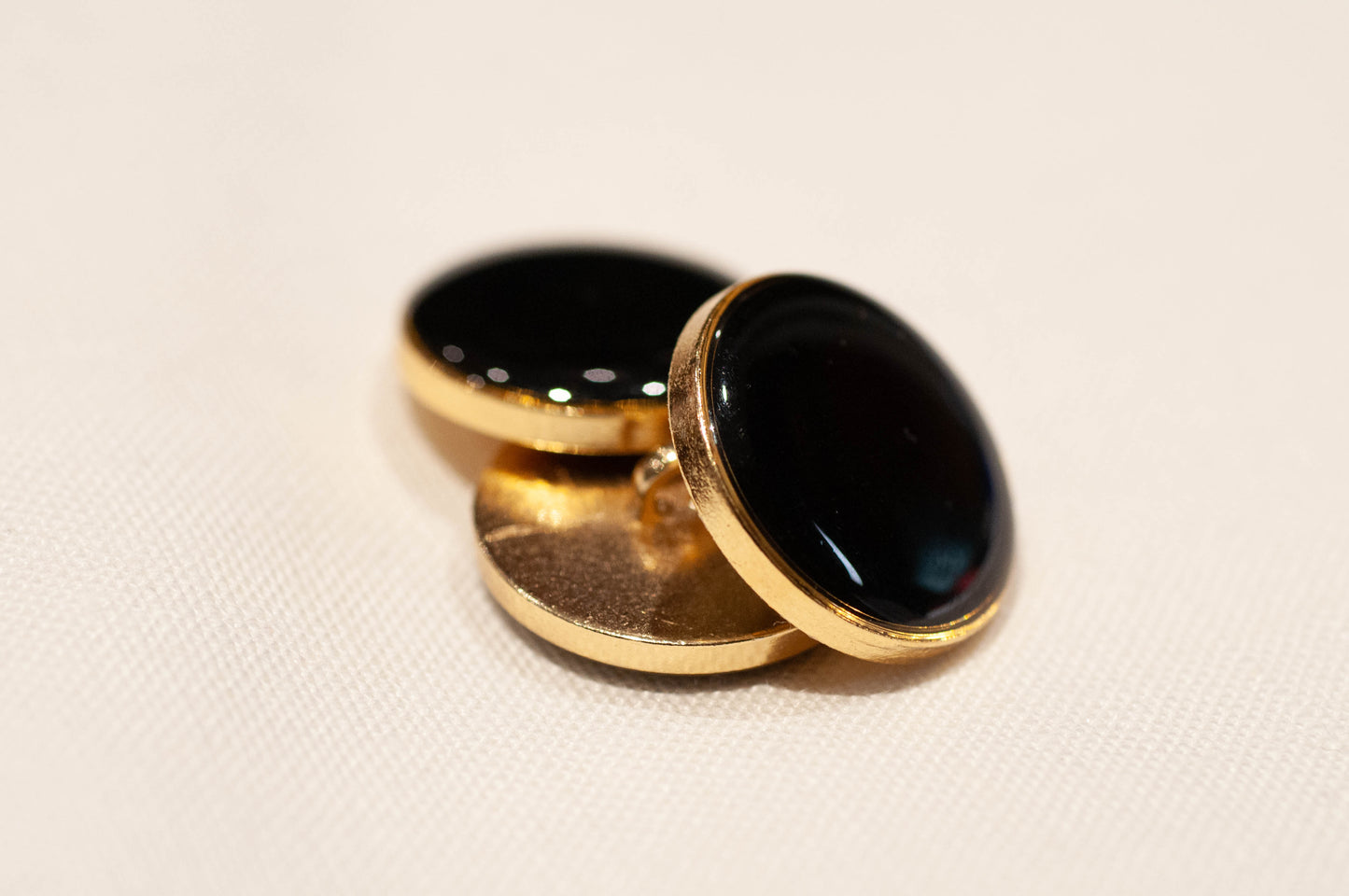 Bouton de tige noir pour manteaux et costumes