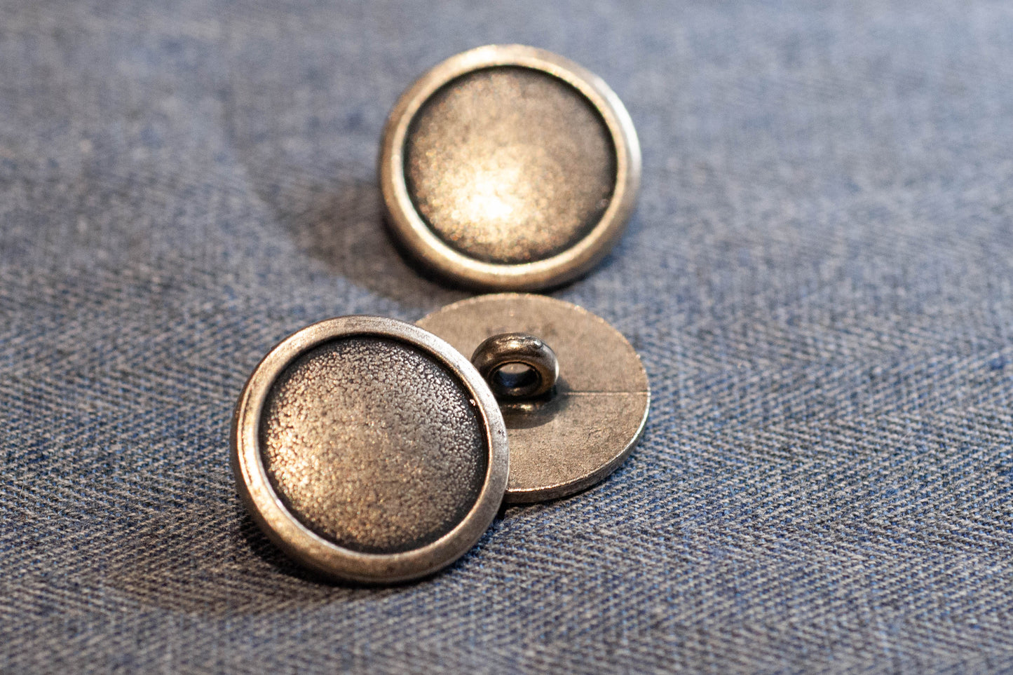Bouton-tige métallique pour vestes, pantalons