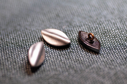 Bouton en métal à queue
