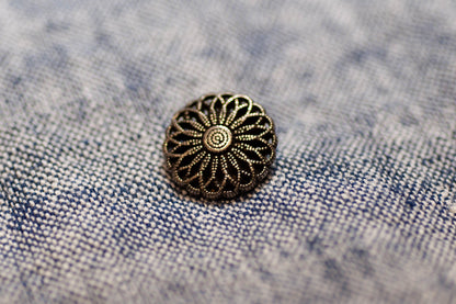 Bouton métallique à tige pour chemises