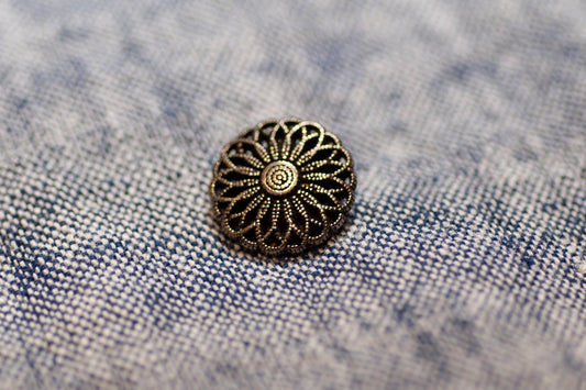 Bouton métallique à tige pour chemises