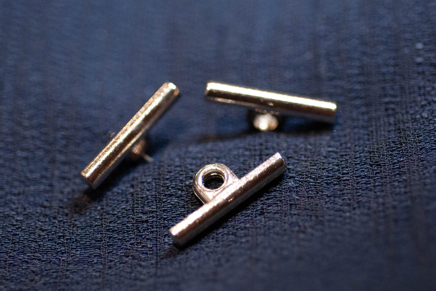 Bouton à queue métallique