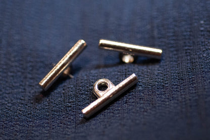 Bouton à queue métallique